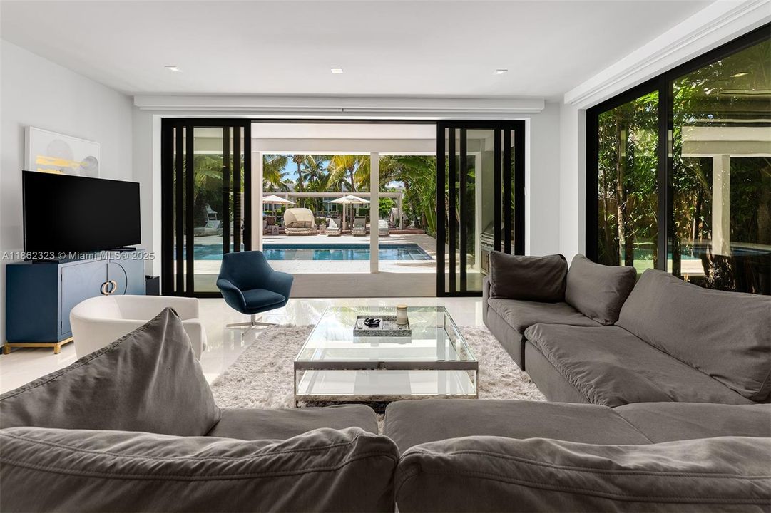 В аренду: $55,000 (8 спален, 8 ванн, 6459 Квадратных фут)