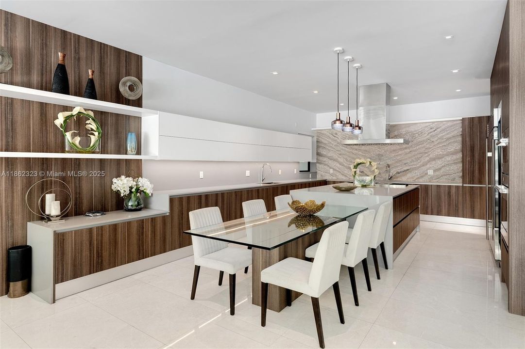 В аренду: $55,000 (8 спален, 8 ванн, 6459 Квадратных фут)