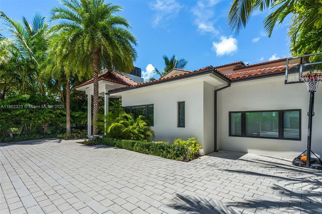 В аренду: $55,000 (8 спален, 8 ванн, 6459 Квадратных фут)