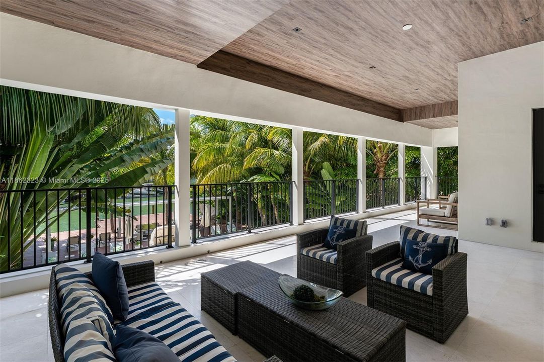 В аренду: $55,000 (8 спален, 8 ванн, 6459 Квадратных фут)