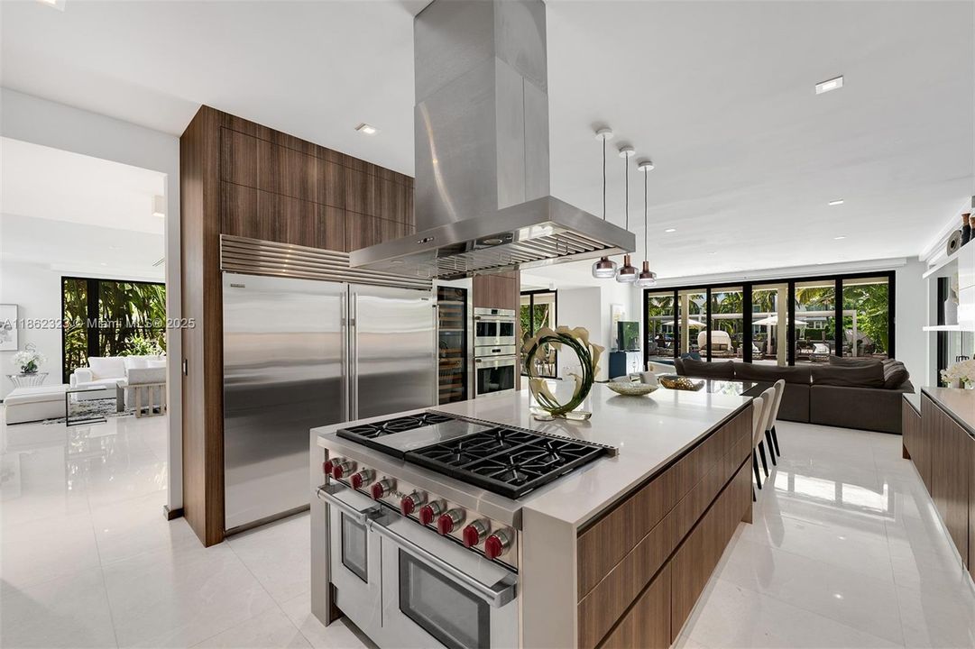 В аренду: $55,000 (8 спален, 8 ванн, 6459 Квадратных фут)