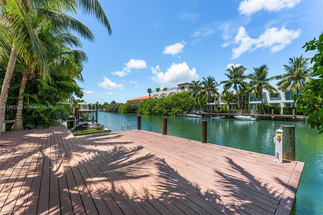 В аренду: $55,000 (8 спален, 8 ванн, 6459 Квадратных фут)