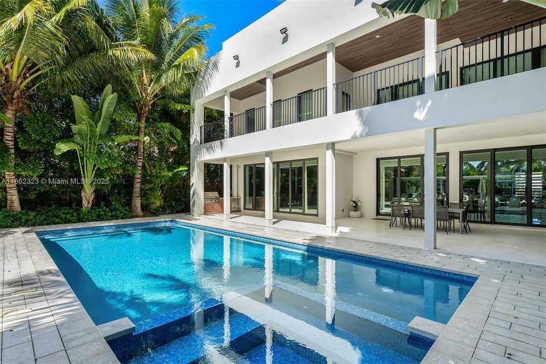 В аренду: $55,000 (8 спален, 8 ванн, 6459 Квадратных фут)