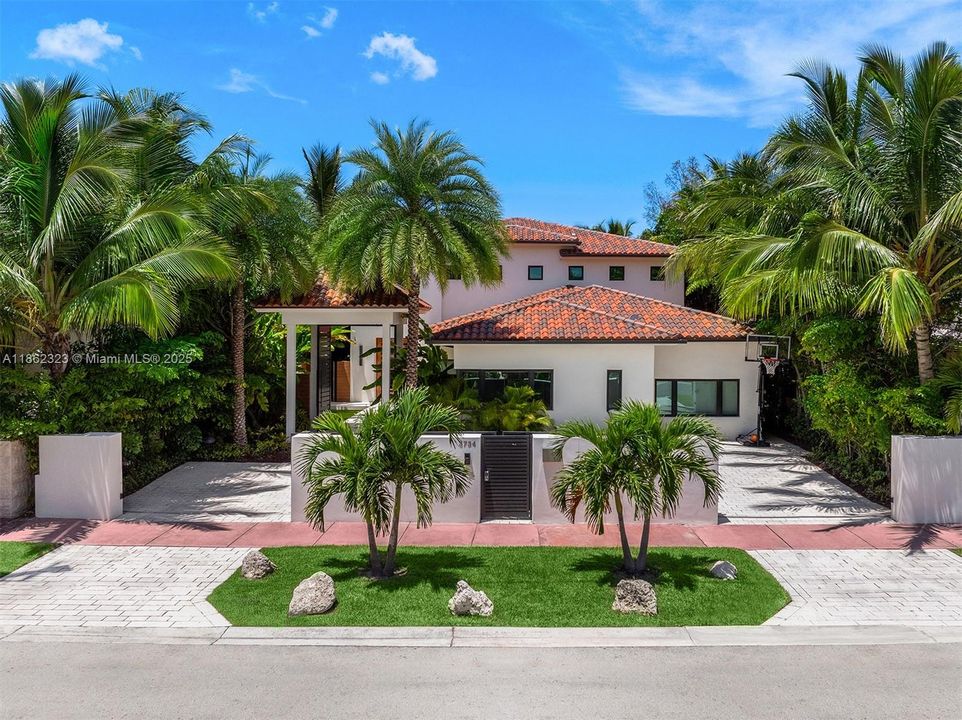 В аренду: $55,000 (8 спален, 8 ванн, 6459 Квадратных фут)