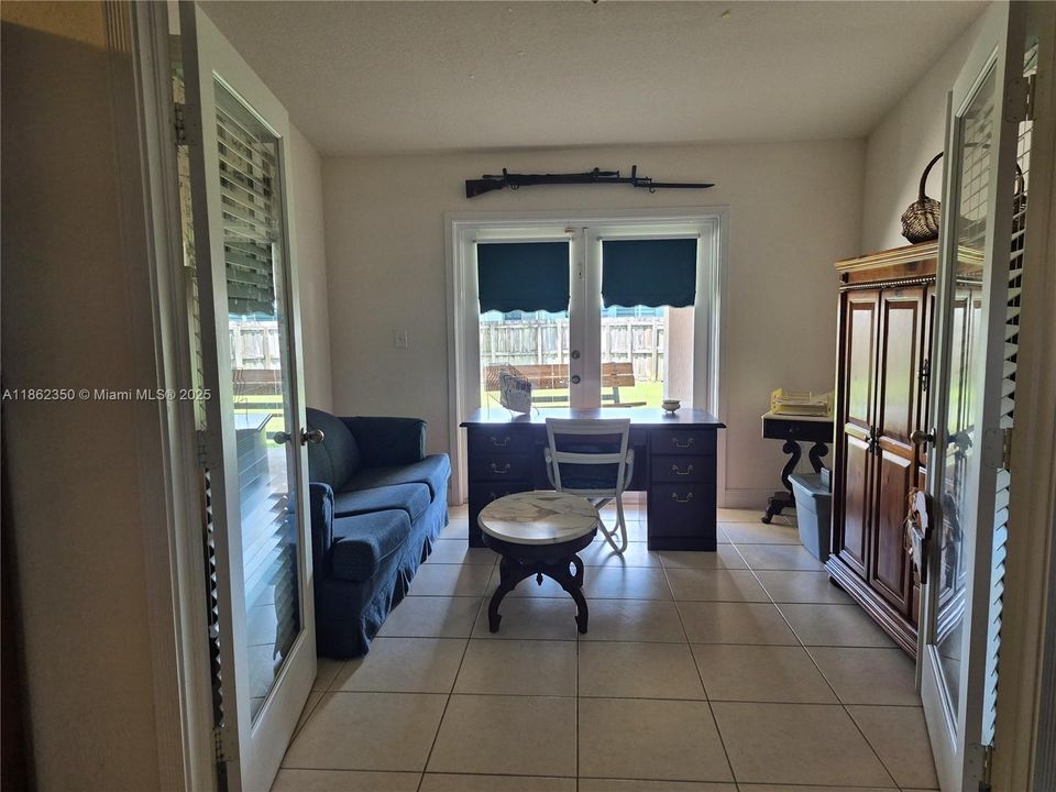 office or 5th bedroom