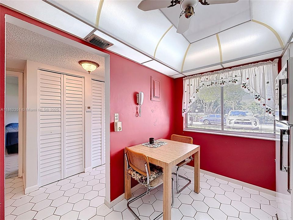 最近租的: $1,200 (2 贝兹, 2 浴室, 1070 平方英尺)