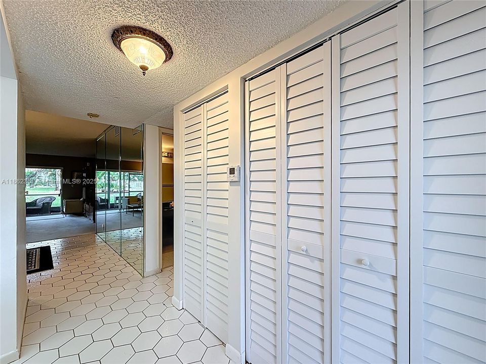 最近租的: $1,200 (2 贝兹, 2 浴室, 1070 平方英尺)