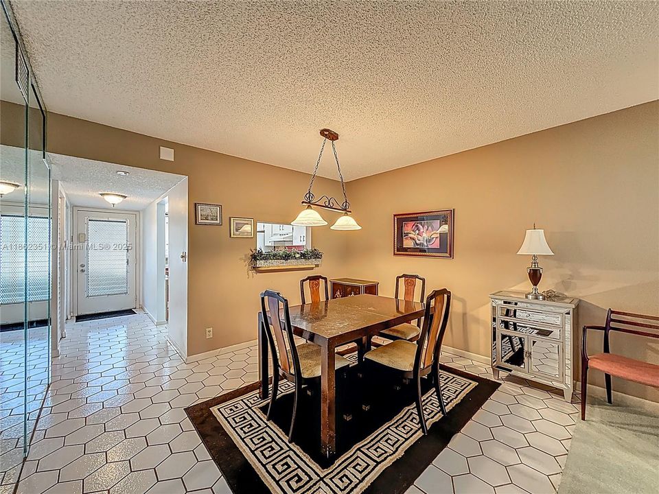 最近租的: $1,200 (2 贝兹, 2 浴室, 1070 平方英尺)