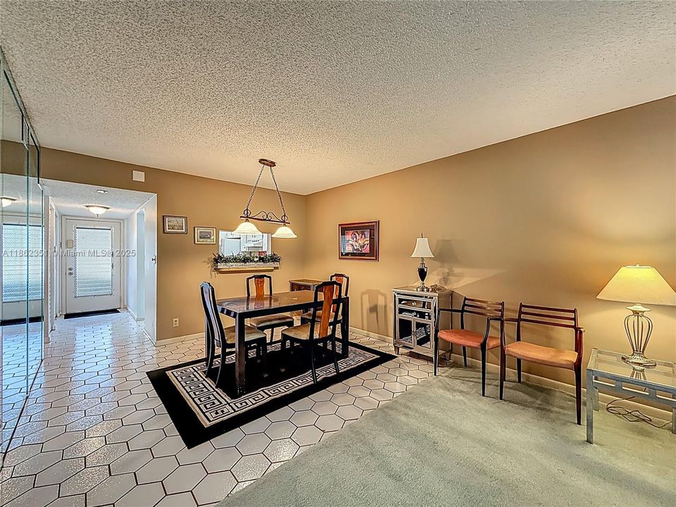 最近租的: $1,200 (2 贝兹, 2 浴室, 1070 平方英尺)