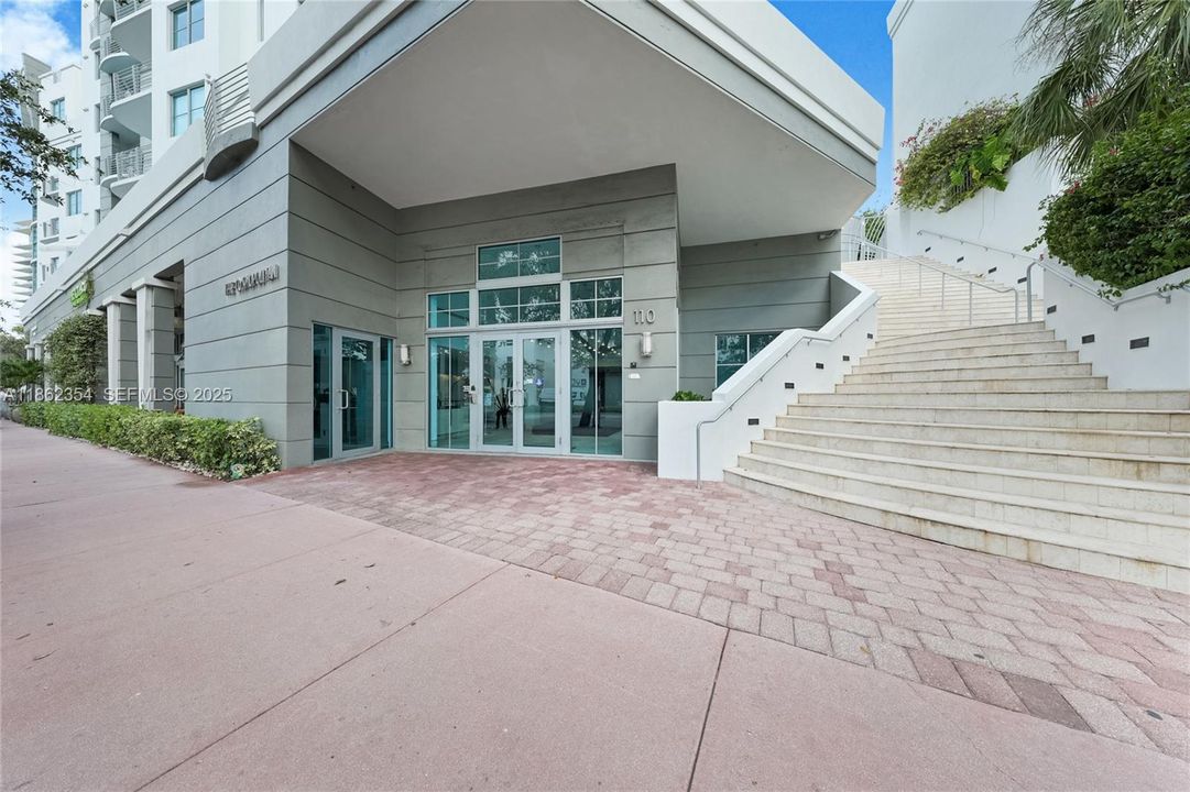 For Sale: $715,000 (1 beds, 1 baths, 826 Square Feet)