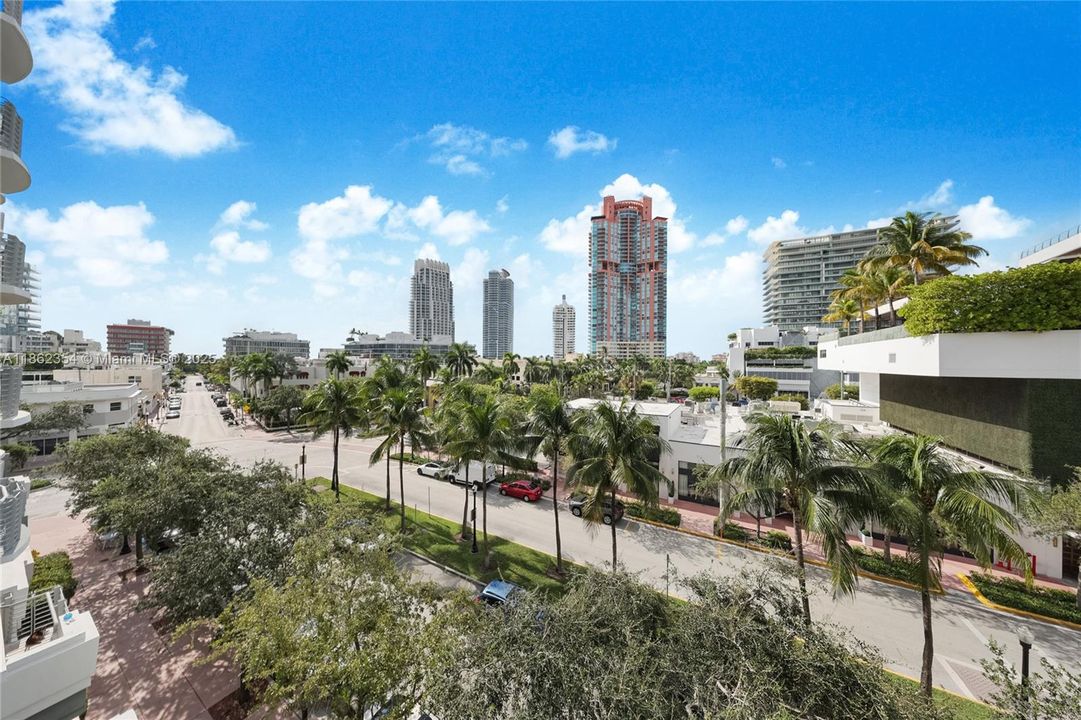 For Sale: $715,000 (1 beds, 1 baths, 826 Square Feet)