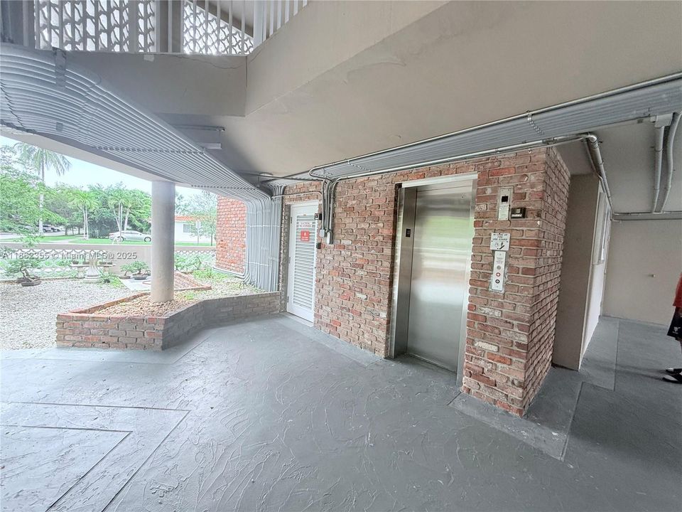 For Sale: $369,900 (2 beds, 2 baths, 748 Square Feet)