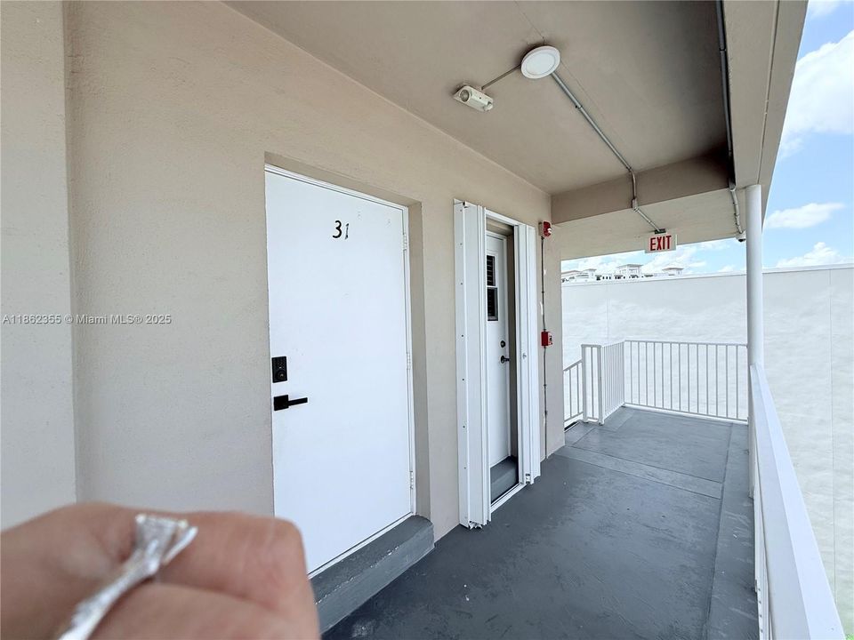 For Sale: $369,900 (2 beds, 2 baths, 748 Square Feet)