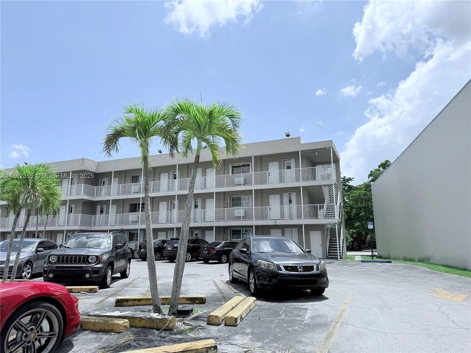 For Sale: $369,900 (2 beds, 2 baths, 748 Square Feet)