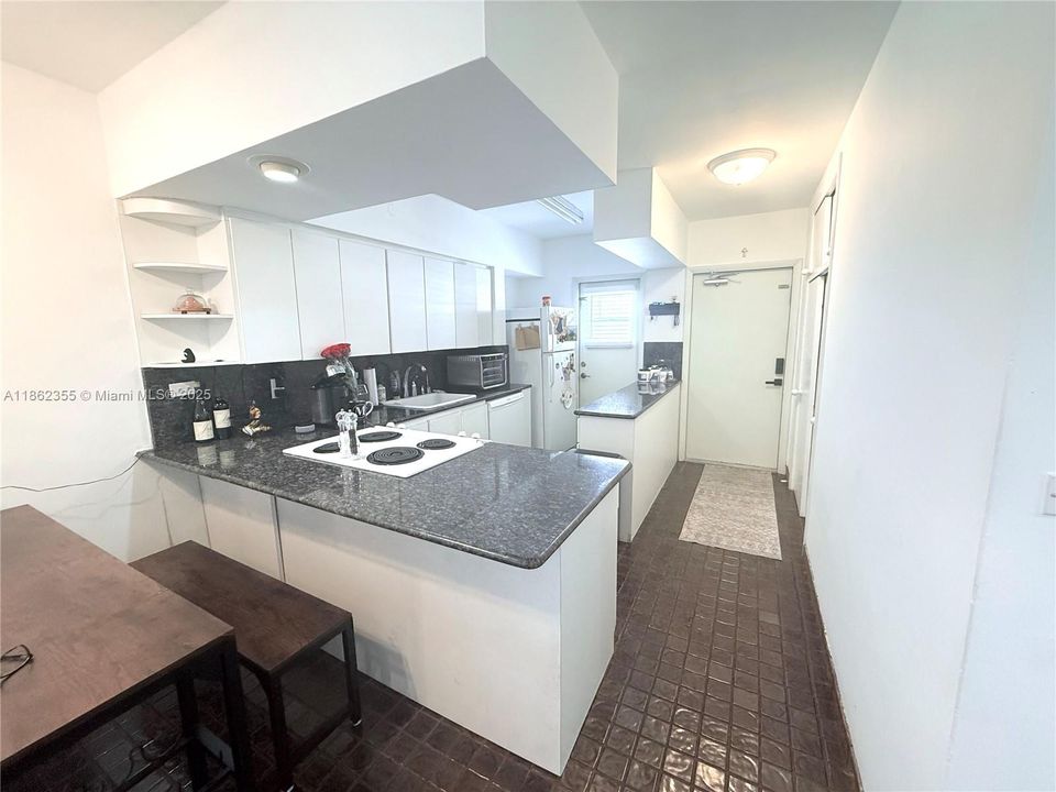 For Sale: $369,900 (2 beds, 2 baths, 748 Square Feet)