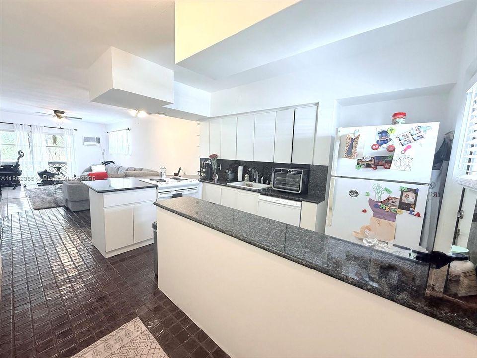 For Sale: $369,900 (2 beds, 2 baths, 748 Square Feet)