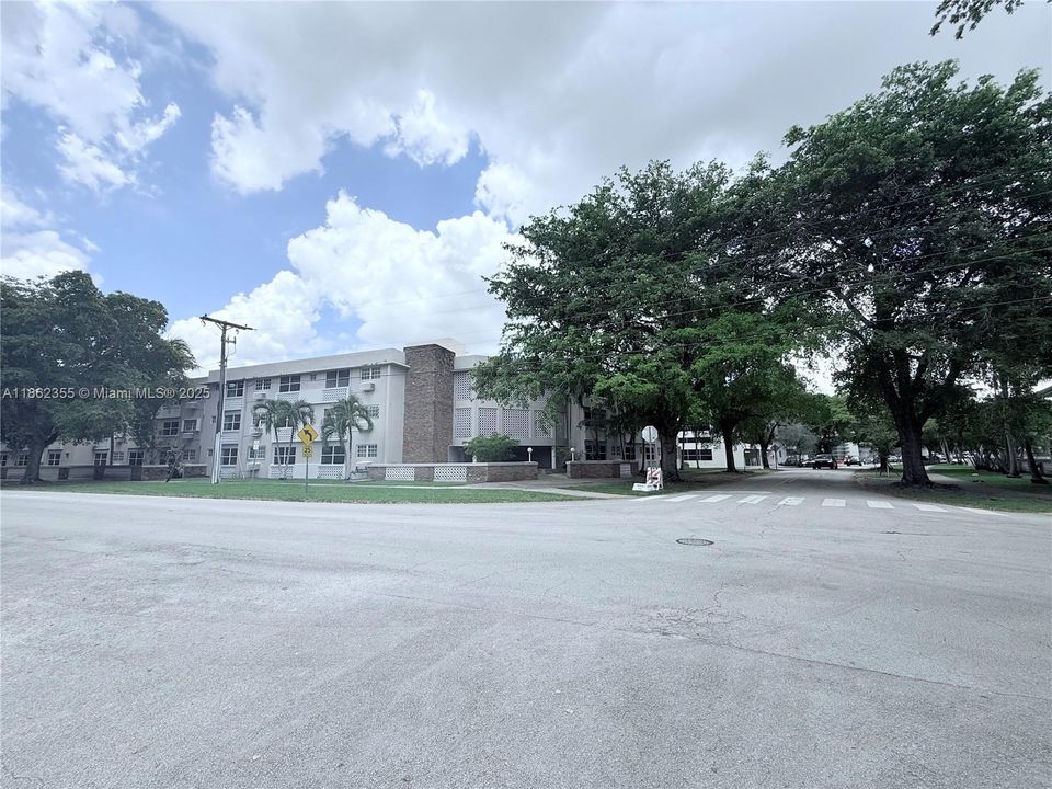 For Sale: $369,900 (2 beds, 2 baths, 748 Square Feet)