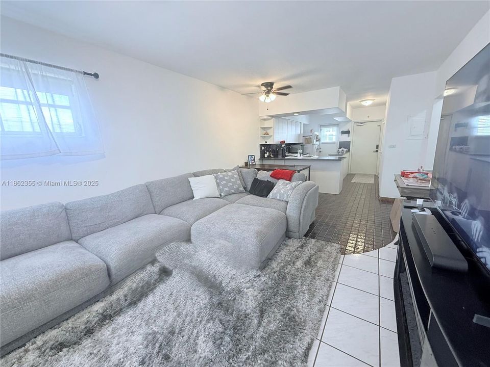 For Sale: $369,900 (2 beds, 2 baths, 748 Square Feet)