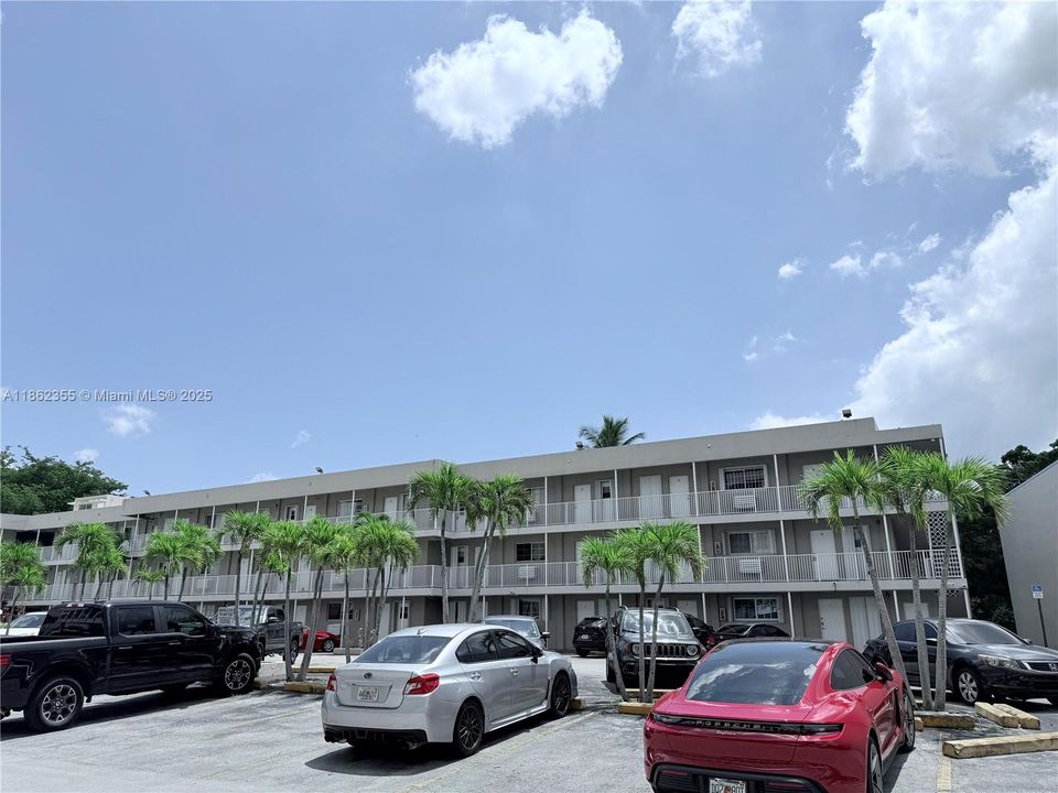 For Sale: $369,900 (2 beds, 2 baths, 748 Square Feet)