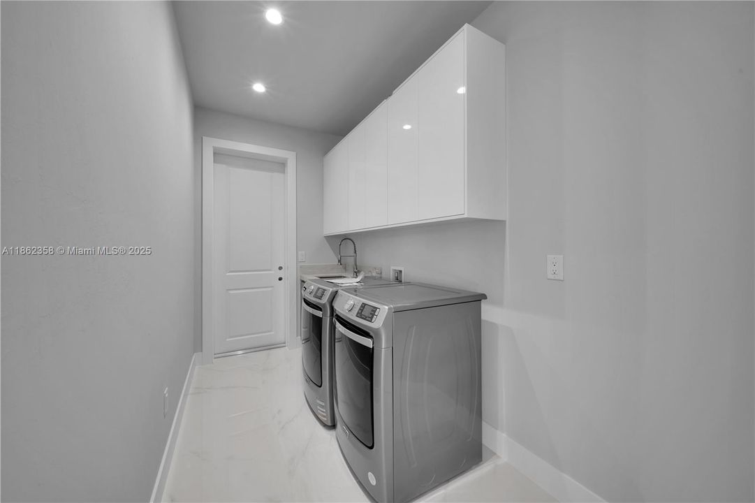 Recently Rented: $4,500 (3 beds, 3 baths, 1993 Square Feet)