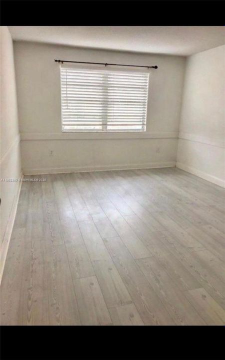 For Sale: $140,000 (1 beds, 1 baths, 696 Square Feet)