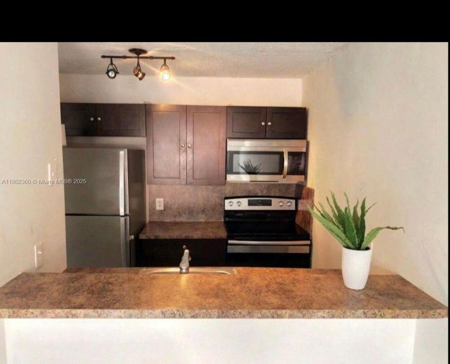 For Sale: $140,000 (1 beds, 1 baths, 696 Square Feet)