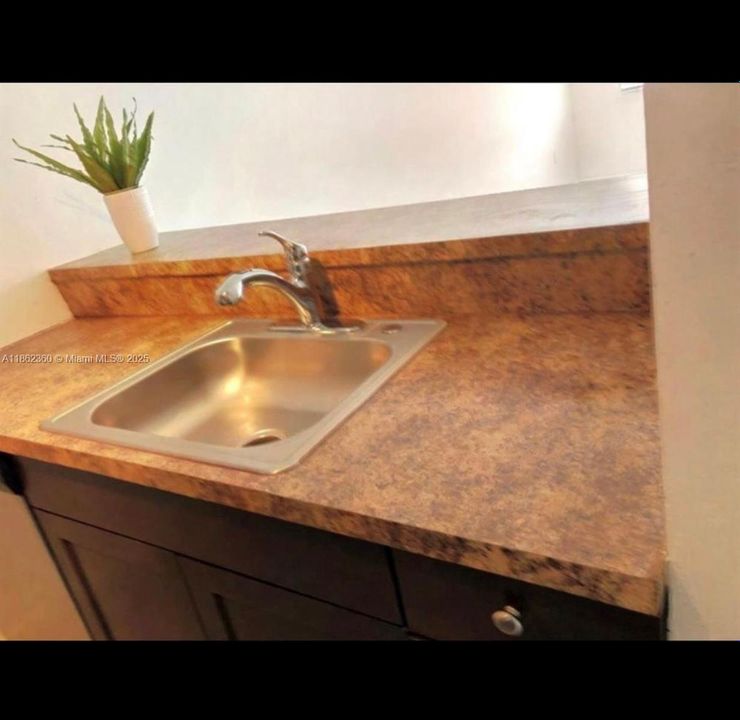 For Sale: $140,000 (1 beds, 1 baths, 696 Square Feet)