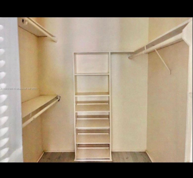 For Sale: $140,000 (1 beds, 1 baths, 696 Square Feet)