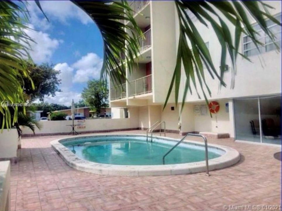 For Sale: $140,000 (1 beds, 1 baths, 696 Square Feet)