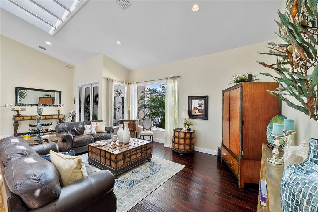 For Sale: $2,500,000 (5 beds, 3 baths, 3582 Square Feet)