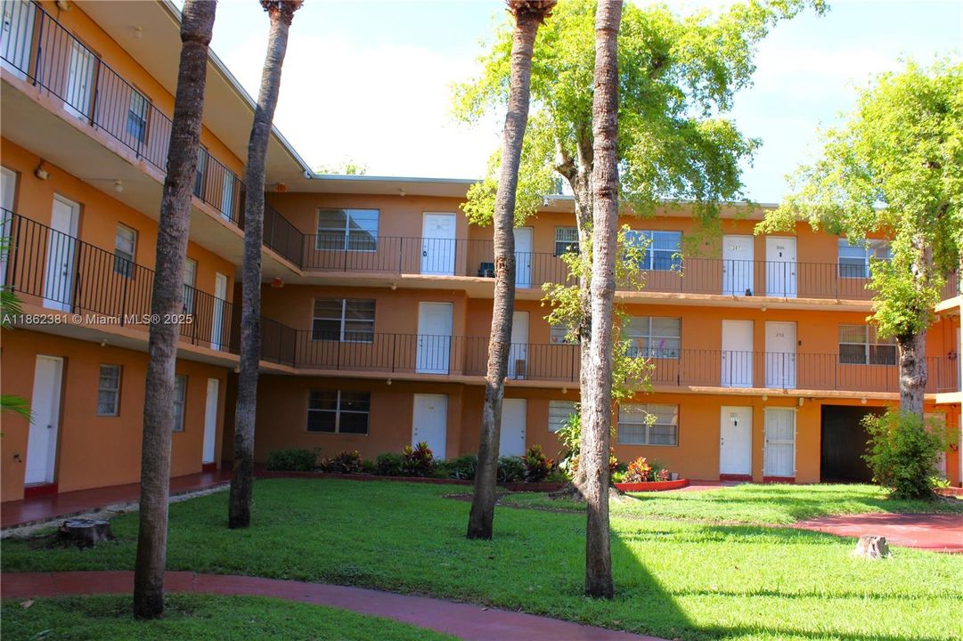 待售: $175,000 (1 贝兹, 1 浴室, 583 平方英尺)