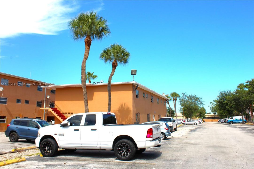 待售: $175,000 (1 贝兹, 1 浴室, 583 平方英尺)