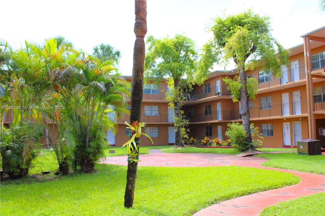 待售: $175,000 (1 贝兹, 1 浴室, 583 平方英尺)