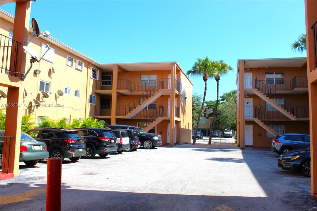 待售: $175,000 (1 贝兹, 1 浴室, 583 平方英尺)