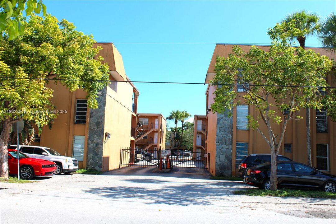 待售: $175,000 (1 贝兹, 1 浴室, 583 平方英尺)