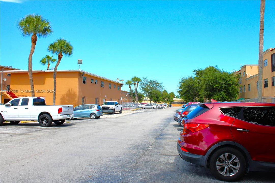 待售: $175,000 (1 贝兹, 1 浴室, 583 平方英尺)