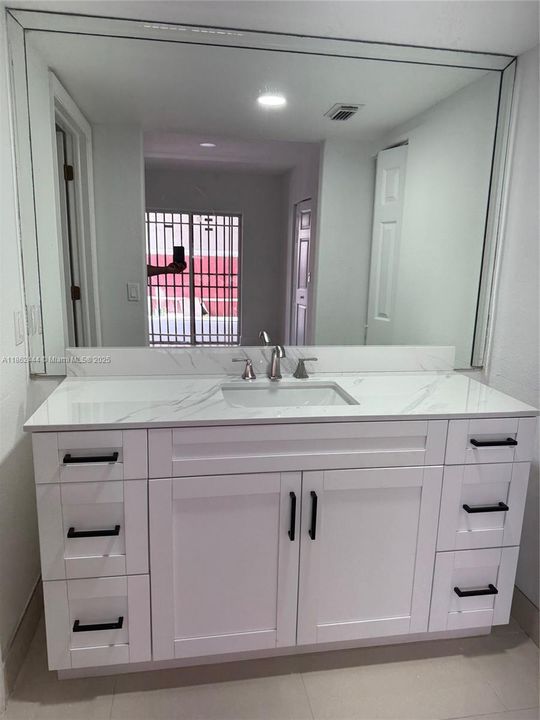 最近售出: $329,900 (2 贝兹, 2 浴室, 1029 平方英尺)