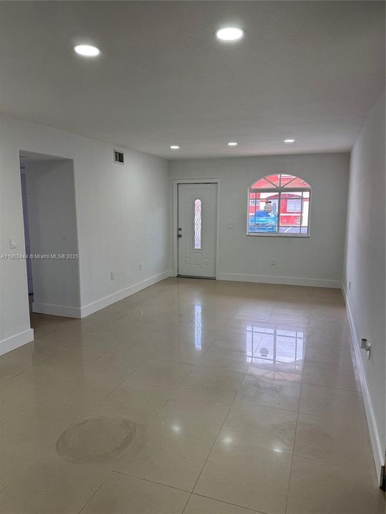 最近售出: $329,900 (2 贝兹, 2 浴室, 1029 平方英尺)