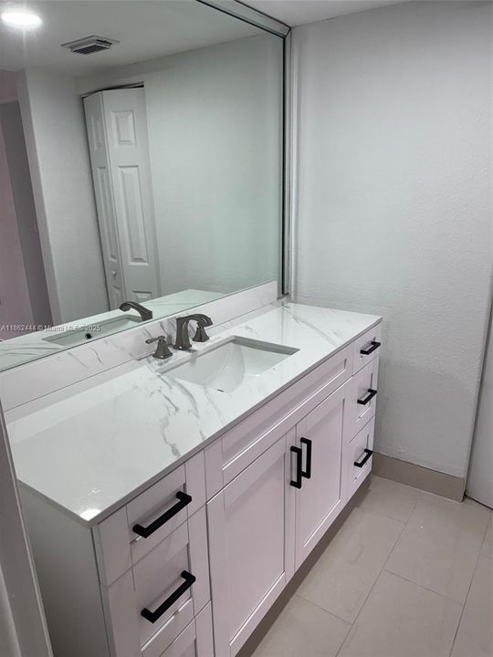 最近售出: $329,900 (2 贝兹, 2 浴室, 1029 平方英尺)