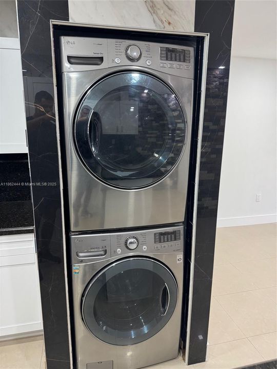 最近售出: $329,900 (2 贝兹, 2 浴室, 1029 平方英尺)