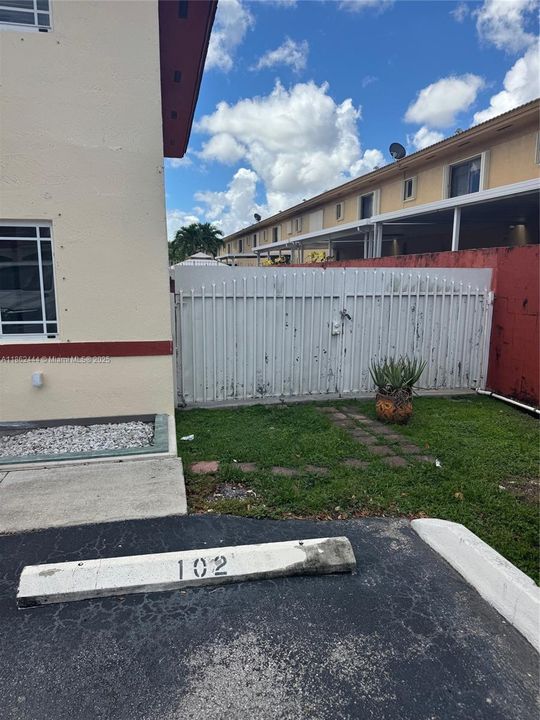 最近售出: $329,900 (2 贝兹, 2 浴室, 1029 平方英尺)