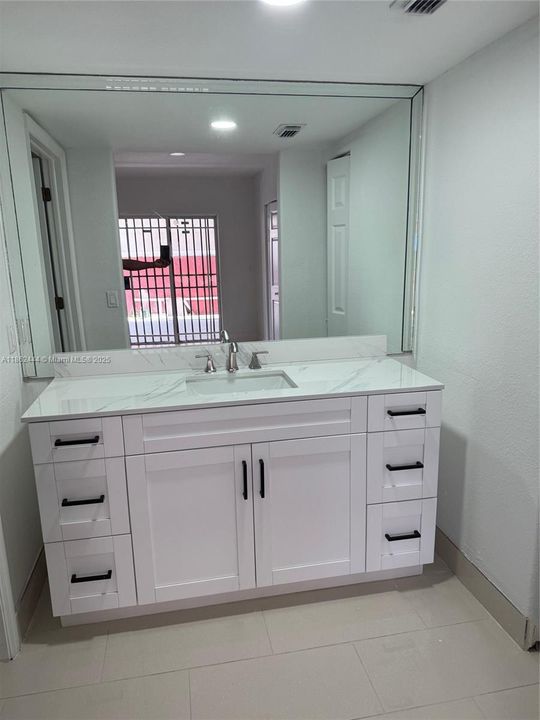 最近售出: $329,900 (2 贝兹, 2 浴室, 1029 平方英尺)