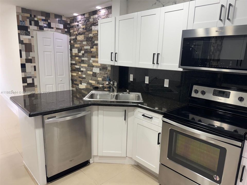 最近售出: $329,900 (2 贝兹, 2 浴室, 1029 平方英尺)