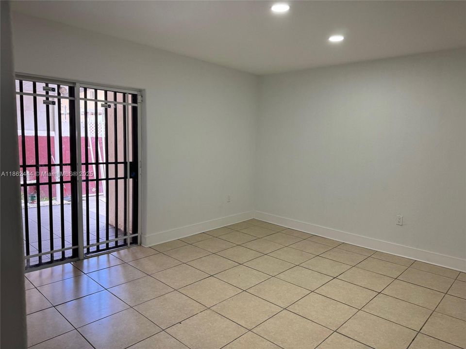 最近售出: $329,900 (2 贝兹, 2 浴室, 1029 平方英尺)