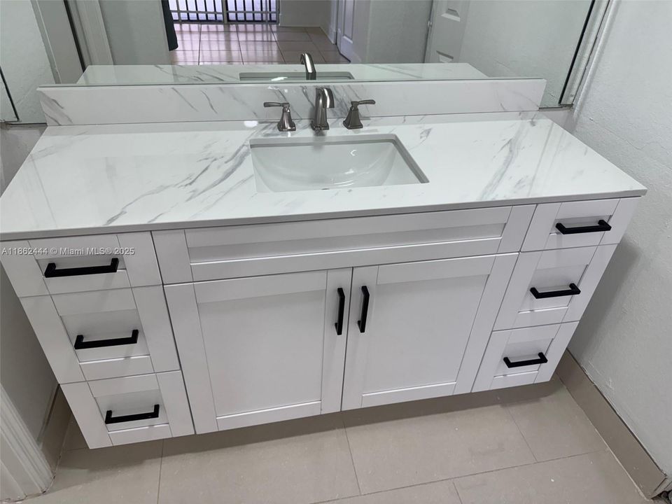 最近售出: $329,900 (2 贝兹, 2 浴室, 1029 平方英尺)