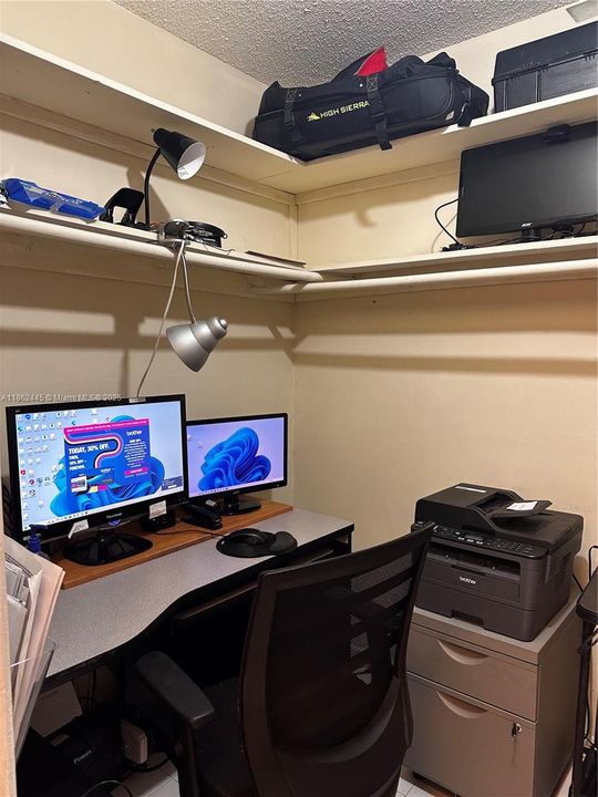 Под контрактом: $145,000 (1 спален, 1 ванн, 1036 Квадратных фут)