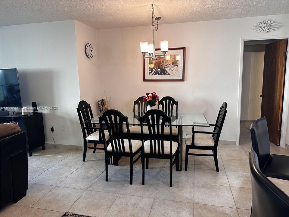 Под контрактом: $145,000 (1 спален, 1 ванн, 1036 Квадратных фут)