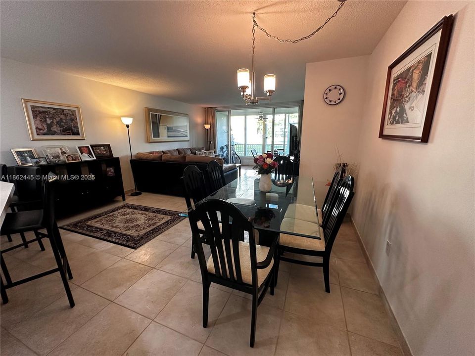 Под контрактом: $145,000 (1 спален, 1 ванн, 1036 Квадратных фут)