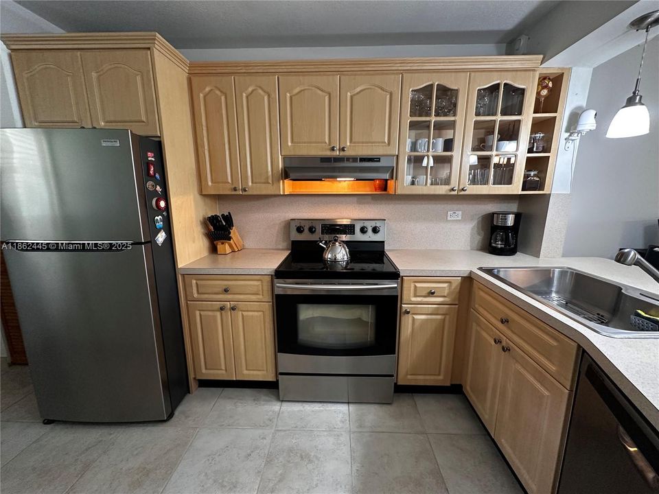 Под контрактом: $145,000 (1 спален, 1 ванн, 1036 Квадратных фут)