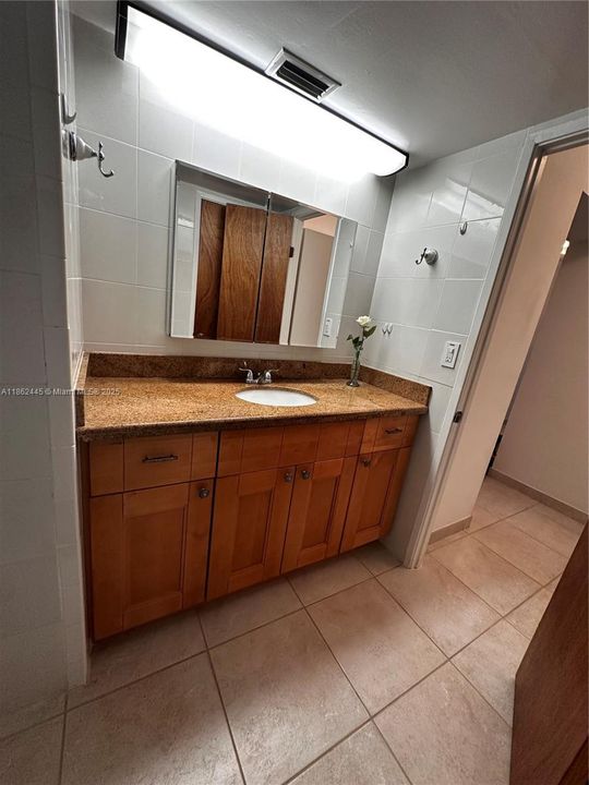 Под контрактом: $145,000 (1 спален, 1 ванн, 1036 Квадратных фут)